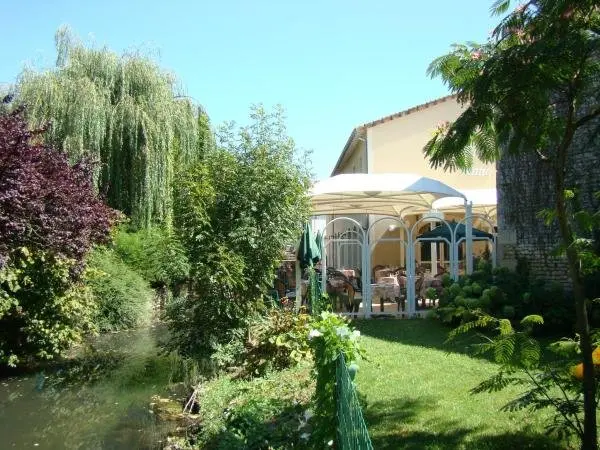 Logis Le Cheval Blanc et Le Clovis - Hotel vacanze e weekend a Vouillé