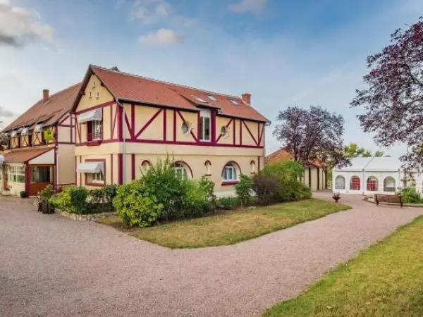 Logis Hôtel Restaurant Le Coq Hardi - Hotel de férias & final de semana em Pouilly-sur-Loire