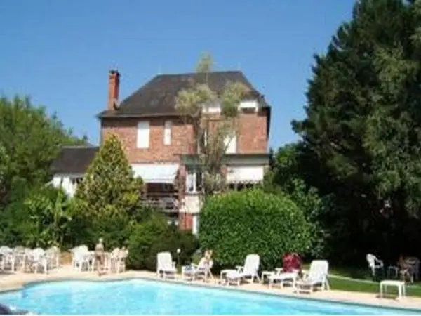 LogisHotels Le Relais du Quercy - ヴァカンスと週末向けのホテルのMeyssac