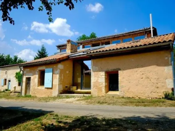 La Maison des Forges, ancienne grange charentaise transformée en habitation atypique en lisière de forêt pour 15 personnes - Hotel vacaciones y fines de semana en Cellefrouin