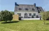 Nice Home In Ploumilliau With 4 Bedrooms - ヴァカンスと週末向けのホテルのPloubezre