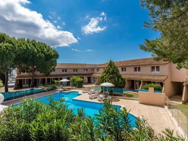 Noemys Aigues-Mortes - Hotel avec piscine - Отель для отдыха и выходных — Aigues-Mortes