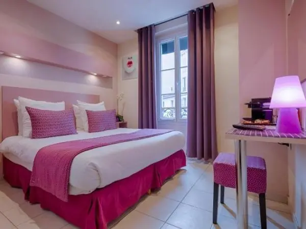 Pink Hotel - Holiday & weekend hotel in Paris