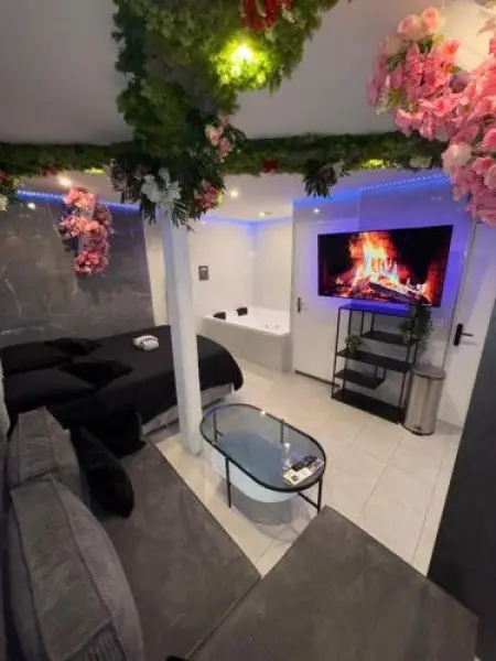 Room & Jacuzzi - Stade de France - Hôtel vacances & week-end à Saint-Denis