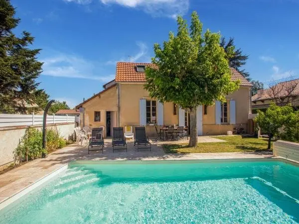 Spacious holiday home in Bergerac with private pool - Hotel de férias & final de semana em Bergerac