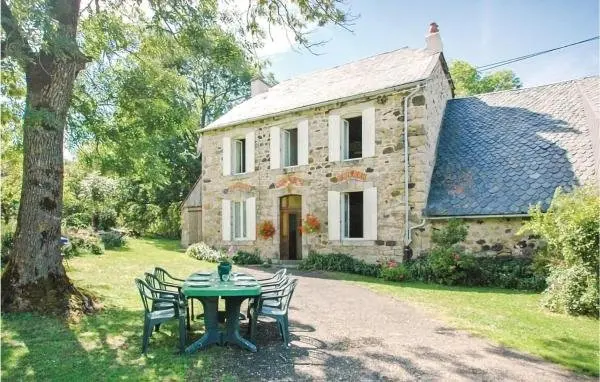 Stunning Home In Riom-s-montagnes With 3 Bedrooms - Holiday & weekend hotel in Riom-ès-Montagnes