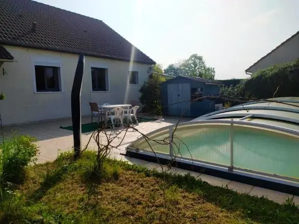 Villa de 4 chambres avec piscine privee sauna et jardin clos a Briare - ヴァカンスと週末向けのホテルのBriare