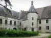 [医]威斯 - ChâteaudeVeauce酒店的正面及其内部庭院