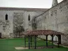 Аббатство Майллезайс - Остатки аббатства Святого Петра: монастырские постройки