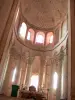 Аббатство Сен-Савин - Интерьер церкви аббатства: хор с колоннами с резными капителями