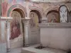 Аббатство Сен-Савин - Интерьер церкви аббатства: фрески (фрески) и резные капители