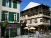 Баньер-де-Bigorre - Спа: дома, фахверк, кафе-терраса старого города