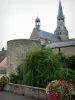 Бонневаль - Нотр-Дамская церковь готического стиля и ее стрела, башня, дерево и цветы; в соусе
