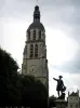 Вандом - Башня Святого Мартина (изолированная колокольня), статуя Рошамбо и деревья