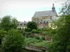 Верней-сюр-Авр - Церковь Мадлен, дома средневекового города и сады на краю воды