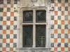 Верней-сюр-Авр - Клетчатый фасад и многослойное окно муниципальной библиотеки Жером Каркопино (Ренессансный дом, башенный дом)