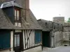Верней-сюр-Авр - Фахверковый дом и серая башня (держать) на заднем плане