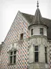 Верней-сюр-Авр - Башенка и клетчатый фасад городской библиотеки Жерома Каркопино (Ренессансный дом)