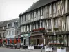 Верней-сюр-Авр - Фасады фахверковых домов и кафе-террасы на площади Мадлен