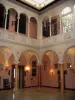 Вилла Эфрусси де Ротшильд - Внутри дворца: колонны и аркады крытого патио