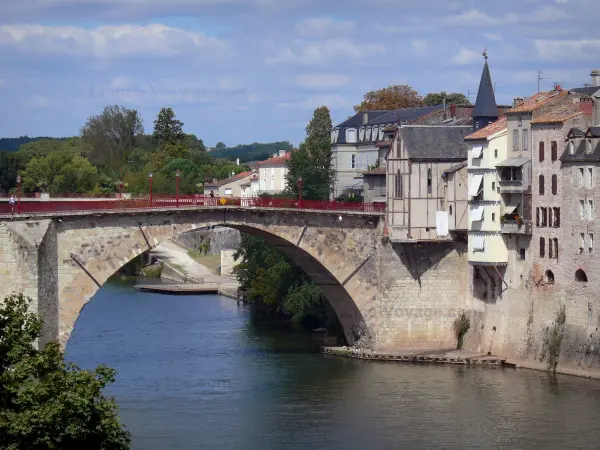 Вильнёв-сюр-Ло - Мост Cieutat (Старый мост) через реку Лот, часовня Нотр-Дам-дю-Бу-дю-Пон и дома в старом городе
