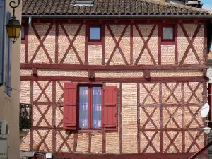 Вильнёв-сюр-Ло - Фасад красного фахверкового дома
