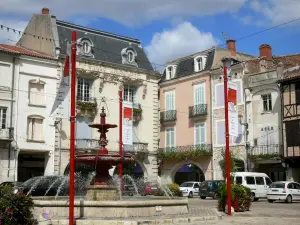 Вильнёв-сюр-Ло - Фонтан и фасады домов на площади Лафайет