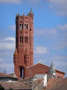 Вильнёв-сюр-Ло - Колокольня Екатерининской церкви и крыши домов в старом городе (Бастида)