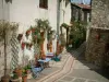 Внутренние районы страны - В Аспремоне переулок украшен растениями со столом и синими стульями