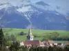 Воля - Вид на колокольню церкви Нотр-Дам и деревенские крыши, деревья, луга и горы Триев с заснеженными вершинами