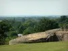 Галло-римский город Jublains - Археологические раскопки: стена галло-римской крепости и окружающий зеленый ландшафт
