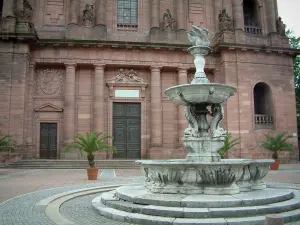 Гебвиллер - Площадь с фонтаном и церковью Нотр-Дам