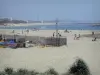 Гранд-Мотт - Песчаный пляж морского курорта с отдыхающими, Средиземное море