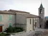 Дельфин - Колокольня церкви Сен-Мартен и дома провансальской деревни