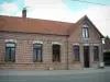 Деревни Па-де-Кале - Дорожно-кирпичный дом с окнами, украшенными цветами