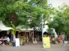 Деревня ремесленников L'Éperon - Мастерская кокосовых декоративных предметов и терраса ресторана под деревьями
