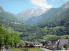 Долина Оссау - Дома в деревне Ларунс с видом на Пиренейские горы; в Беарне
