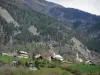 Долина Champsaur - Церковь и коттеджи села, луга, деревья и горы
