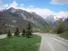 Долина Champsaur - Извилистая дорога с видом на горы