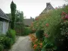 Жерберуа - Цветущая мощеная аллея (розы, цветы, растения) и дома поселка
