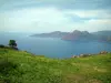 Залив Порто - Трава, Средиземное море, красные гранитные скалы и полуостров Джиролата с его заповедником Скандола на заднем плане