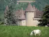 Замок Вирье - Средневековая крепость, деревья и коровы на лугу на переднем плане