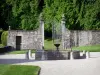 Замок Лонгпра - Фонтан и въездные ворота замка; в городе Сен-Жуар-ан-Вальден