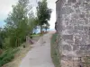 Замок Монтайгут - Путь у подножия крепости; в коммуне Гиссак, в Региональном природном парке Гранд-Каус