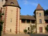 Замок Тури - Главный корпус и его галерея; в городе Сен-Пурсен-сюр-Бесбре, в долине Бесбре (Besbre Valley)