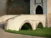 Замок Тури - Мост и ворота в замок; в городе Сен-Пурсен-сюр-Бесбре, в долине Бесбре (Besbre Valley)