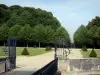 Замок Экуэн - Национальный музей эпохи Возрождения - Решетки и парк замка с его аллеями, подстриженными кустами, газонами и деревьями