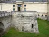 Замок Экуэн - Национальный музей эпохи Возрождения - Сухой ров и вход в замок
