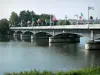 Зонтик - Мост Бельрив, украшенный флагами, охватывающий реку Алье