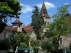 Кареннак - Дома поселка, деревья и шпиль церкви Сен-Пьер, в Керси